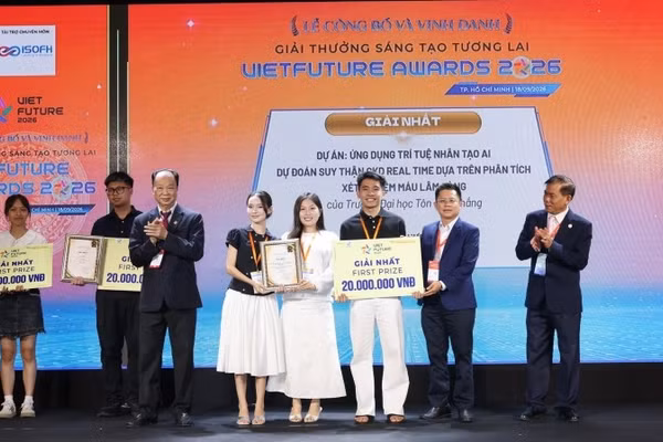 Ban tổ chức trao thưởng cho các dự án xuất sắc đạt giải cao (Ảnh: CTV)