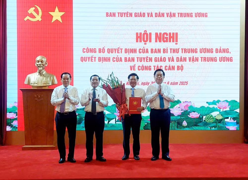 Đồng chí Trần Thanh Lâm (thứ 2, bên phải) giữ chức Phó Trưởng ban Ban Tuyên giáo và Dân vận Trung ương
