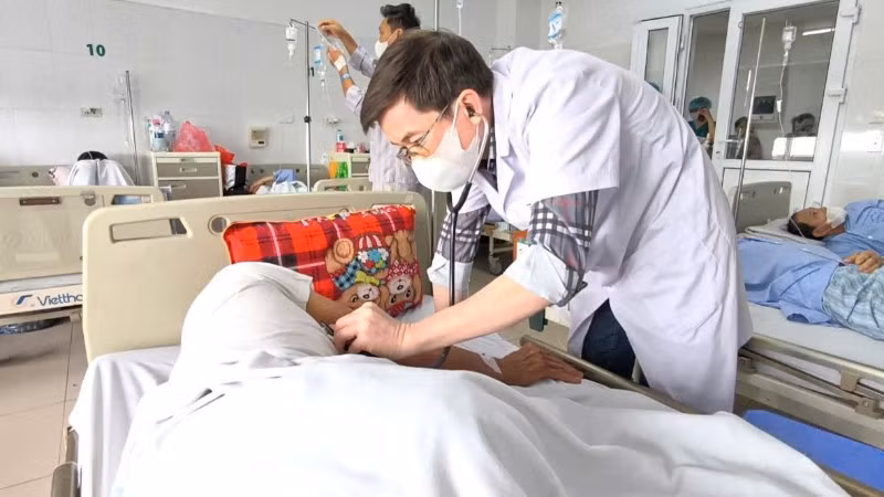 Bác sĩ thăm khám cho bệnh nhân.