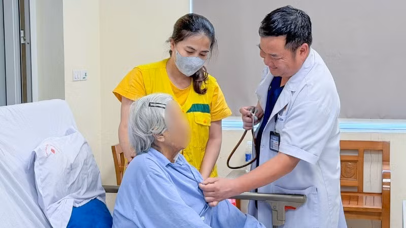 Tiến sĩ, bác sĩ Phan Thảo Nguyên, Phó Giám đốc bệnh viện, Trưởng khoa Nội tim mạch người lớn, Trung tâm tim mạch, Bệnh viện E khám cho bệnh nhân sau phẫu thuật.