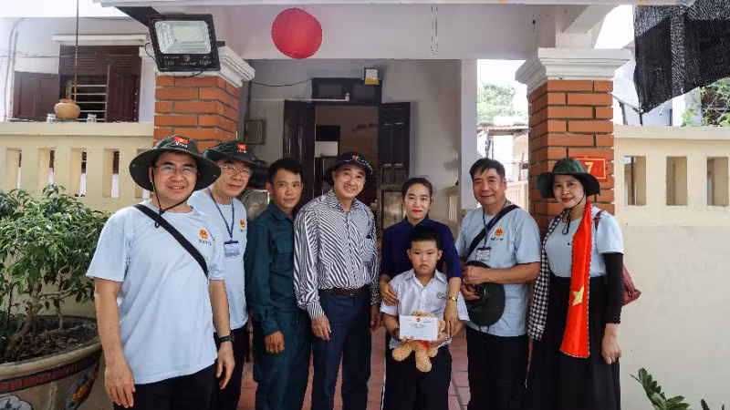 Thứ trưởng Y tế Trần Văn Thuấn tặng quà cho người dân.