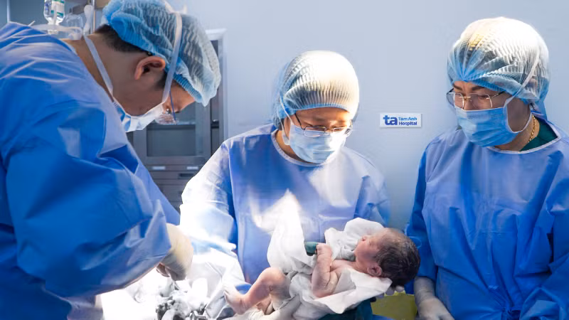 Em bé chào đời bằng kỹ thuật thụ tinh trong ống nghiệm. 