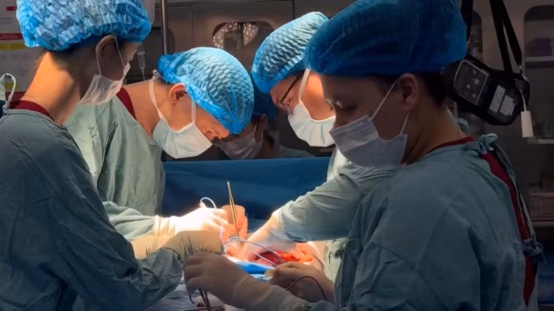 Các bác sĩ tiến hành phẫu thuật cho người bệnh. 