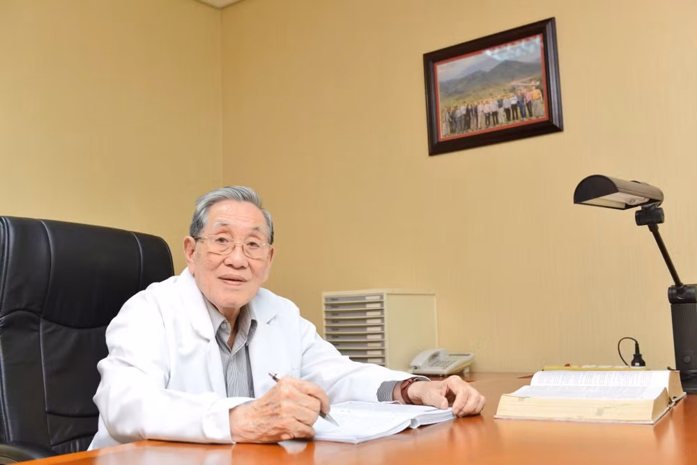 3-hinh-anh-ngnd-gs-ts-bs-nguyen-dinh-hoi-tai-ban-lam-viec.jpg