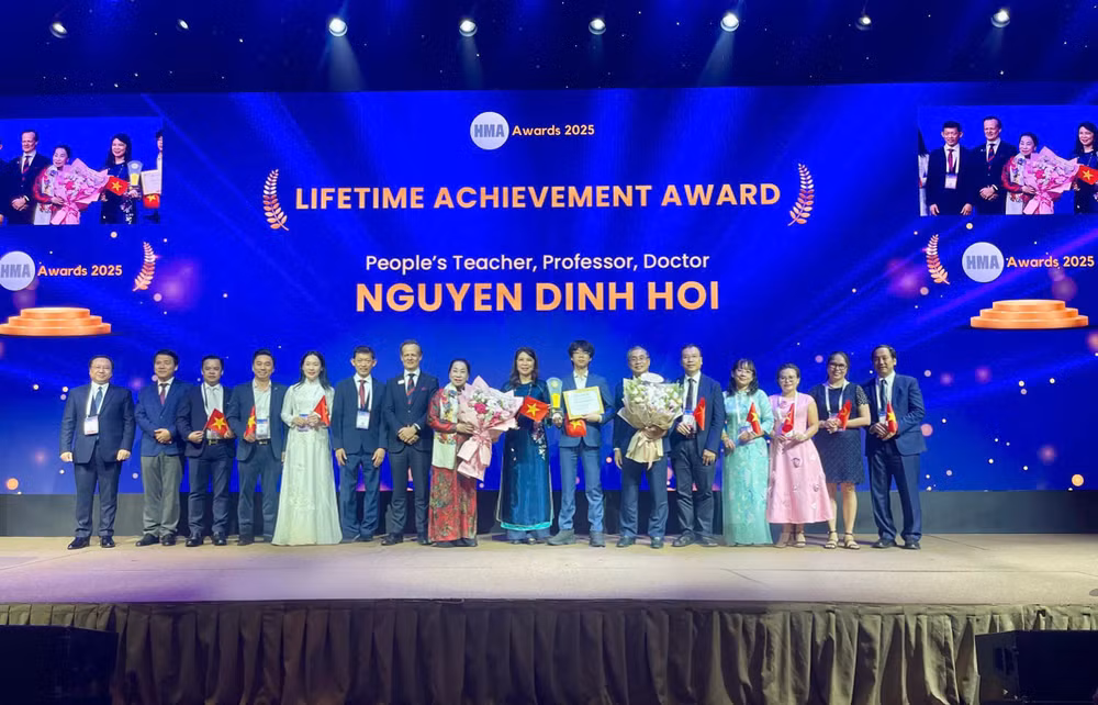 Ban Tổ chức đã trao Giải thưởng Cống hiến trọn đời (Lifetime Achievement Award) cho Nhà giáo nhân dân, Giáo sư, Tiến sĩ, bác sĩ Nguyễn Đình Hối.