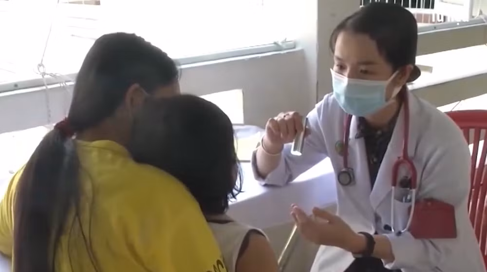 Bác sĩ khám cho bệnh nhi mắc tay chân miệng.
