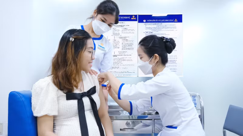 Sản phụ tiêm vaccine phòng virus hợp bào hô hấp (RSV).