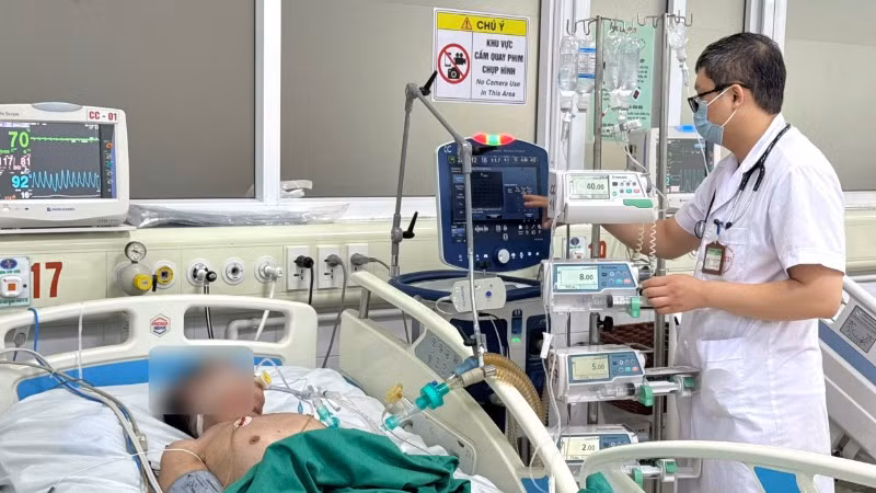 Bệnh nhân được đặt nội khí quản thở máy.