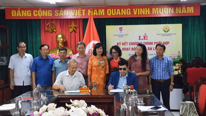 Lễ ký kết phối hợp hoạt động tri ân liệt sĩ.