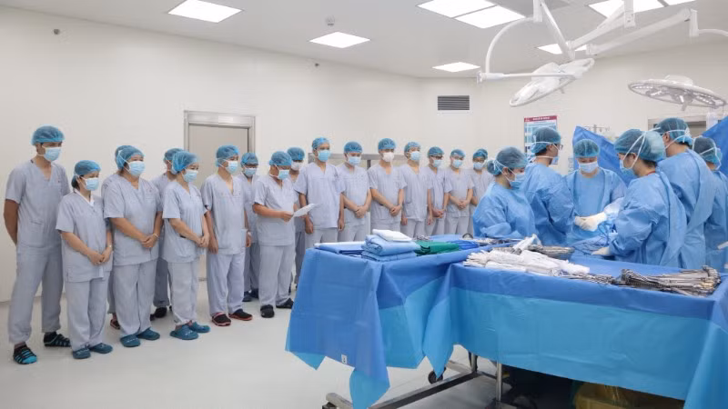 Các bác sĩ tri ân người hiến tạng trước khi thực hiện lấy đa tạng từ người hiến.