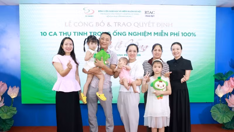 Gia đình chị Nguyễn Thị Trang và anh Phạm Anh Tuấn (Ninh Bình) – những người từng nhận gói hỗ trợ IVF miễn phí 100% năm 2019.