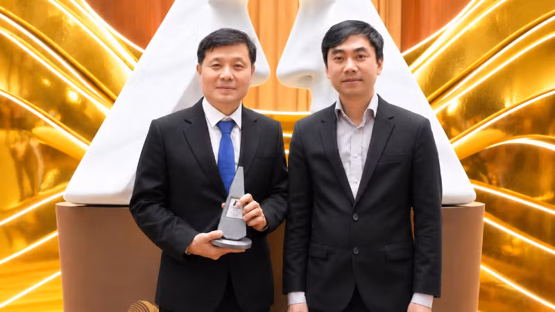 Giáo sư Vũ Hà Văn (bên trái) và Tiến sĩ Võ Sỹ Nam là hai tác giả chính của bài báo.
