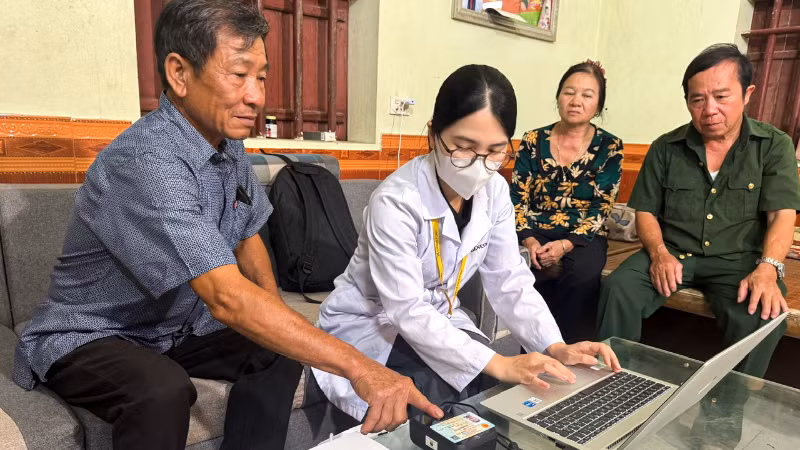 Hai người em trai liệt sĩ Lương Bá Nho trực tiếp tham gia lấy mẫu máu với niềm hy vọng mong manh sau nhiều thập kỷ chờ đợi.