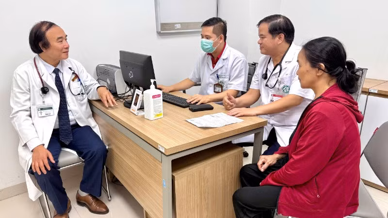 Giám đốc Bệnh viện Đào Xuân Cơ trực tiếp thăm khám và tư vấn cho người bệnh.