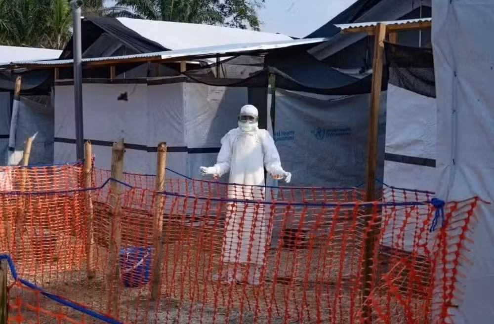 Một nhân viên y tế khử trùng tại một trung tâm điều trị Ebola ở khu vực y tế Bulape, Cộng hòa dân chủ Congo. (Ảnh: Tân Hoa xã)