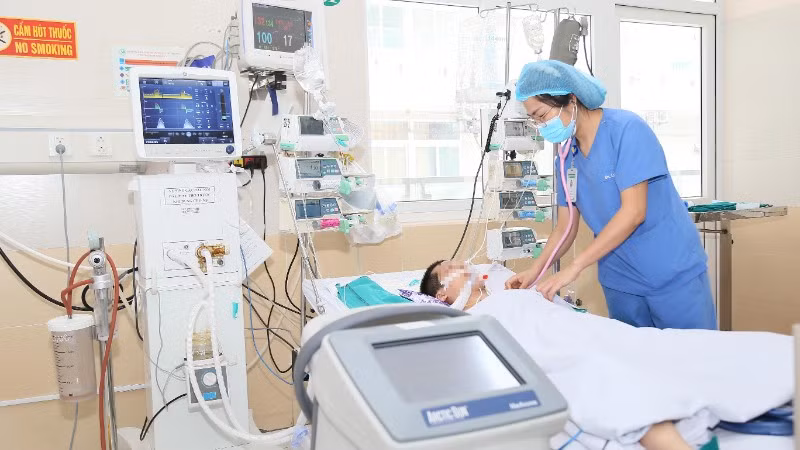 Tại thời điểm nhập viện, bệnh nhi trong tình trạng suy hô hấp nặng, giảm oxy máu nghiêm trọng và hôn mê sau thiếu oxy não.