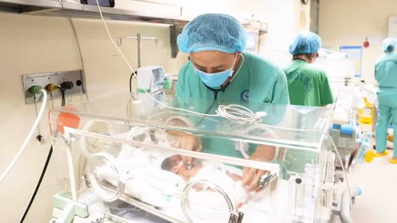 Bé sơ sinh được theo dõi sát sao tại Trung tâm Sơ sinh, Bệnh viện Phụ sản Trung ương.