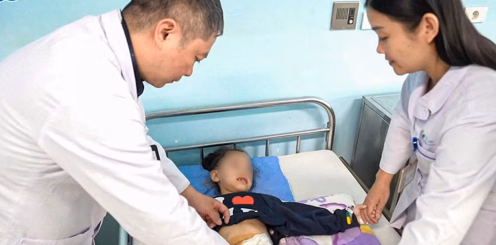 Bệnh nhi đang bình phục sức khỏe. 
