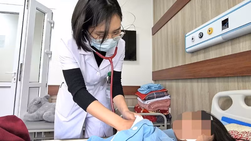 Bác sĩ thăm khám lại cho bệnh nhân. 