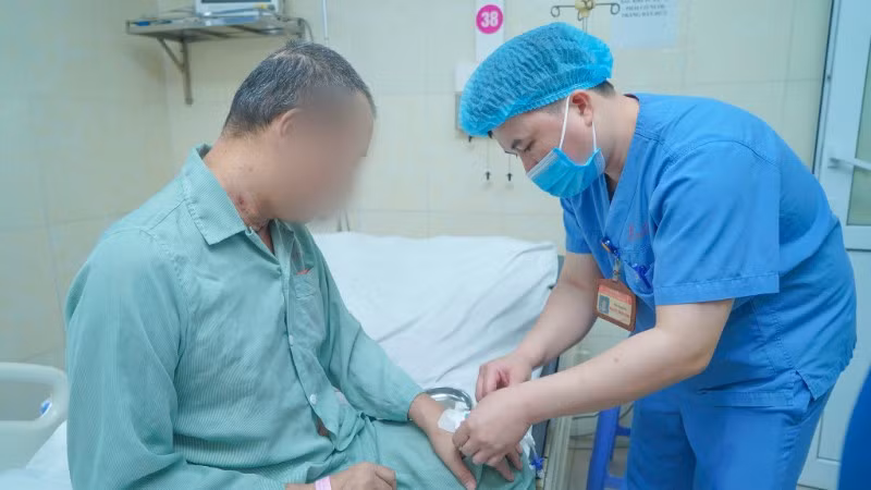 Bác sĩ thăm khám cho người bệnh trước khi ra viện. 