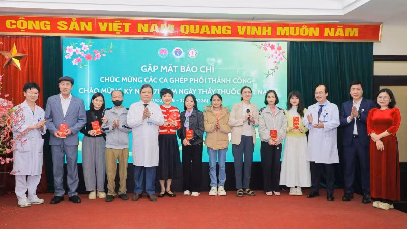Các bệnh nhân ghép phổi hội tụ đầu xuân tại Bệnh viện Phổi Trung ương. 