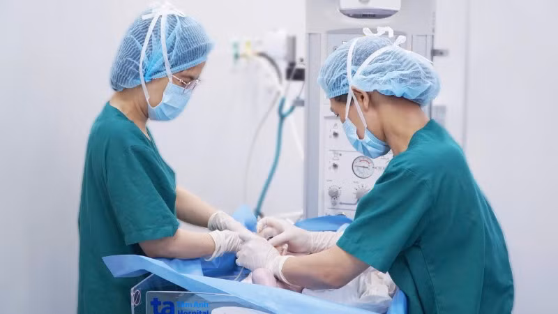 Bé sơ sinh được chăm sóc đặc biệt. 