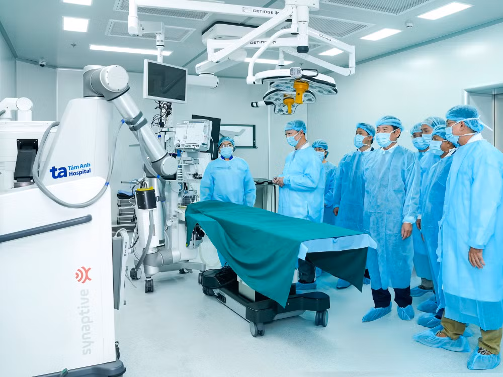 lanh-dao-so-y-te-va-benh-vien-nhan-dan-115-tham-quan-phong-phau-thuat-robot-than-kinh-so-nao-hien-dai-cua-benh-vien-da-khoa-tam-anh.jpg