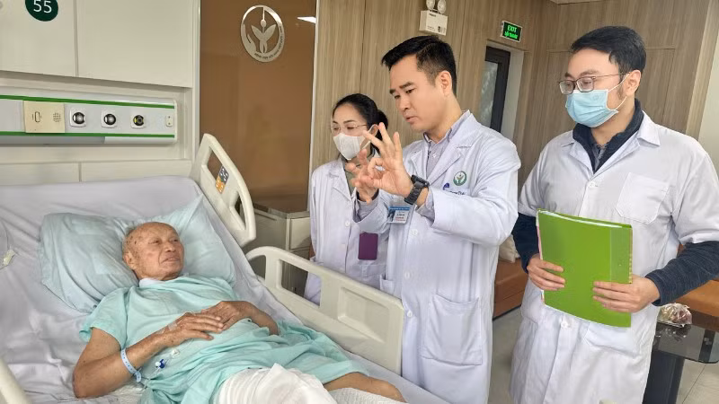 Thầy thuốc ưu tú, Tiến sĩ, bác sĩ Vũ Trung Trực, Phó Trưởng khoa Phẫu thuật Hàm mặt, Tạo hình-Thẩm mỹ thăm khám người bệnh.