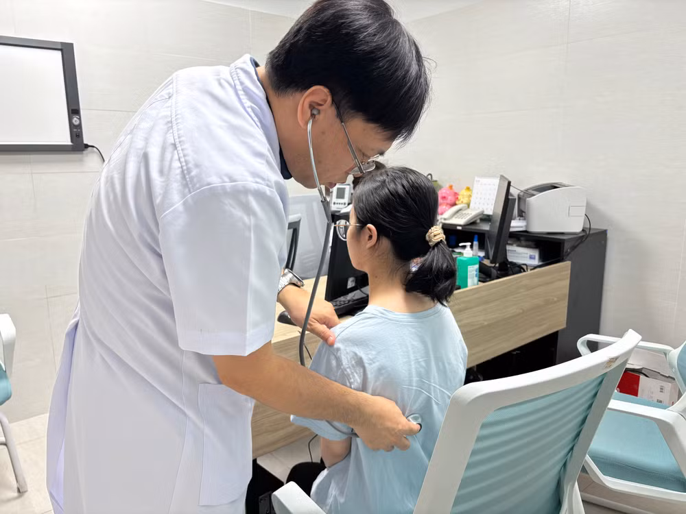 Bác sĩ khám lại cho bệnh nhân sau phẫu thuật.