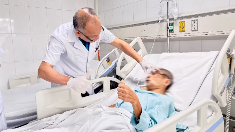 Phó Giáo sư, Tiến sĩ Nguyễn Hồng Hà - Trưởng khoa Phẫu thuật Hàm mặt, Tạo hình và Thẩm mỹ khám lại cho người bệnh.