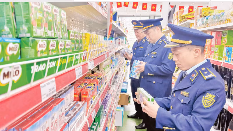 Lực lượng Quản lý thị trường tỉnh Hà Tĩnh kiểm tra hoạt động kinh doanh trên địa bàn. (Ảnh: QUYÊN LƯU)