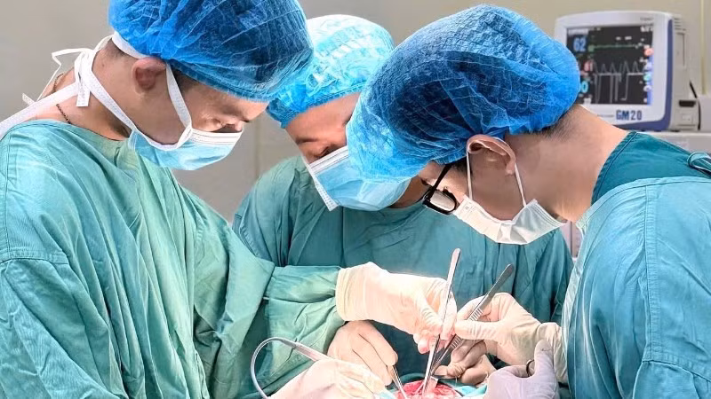 Các bác sĩ can thiệp cho người bệnh. 