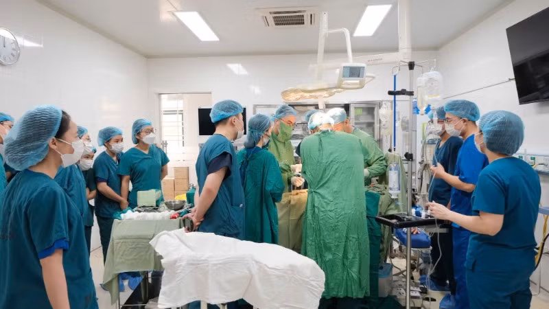 Các bác sĩ can thiệp kịp thời cứu sống mẹ con sản phụ. 
