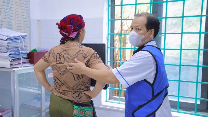 Chụp phim X-quang khám sàng lọc lao.