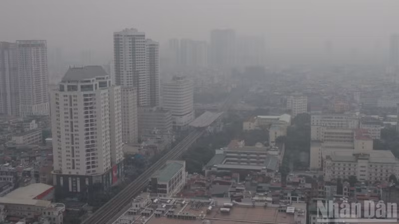 Tình trạng không khí Hà Nội vẫn tiếp tục ở mức rất xấu. (Ảnh: HOÀI AN)