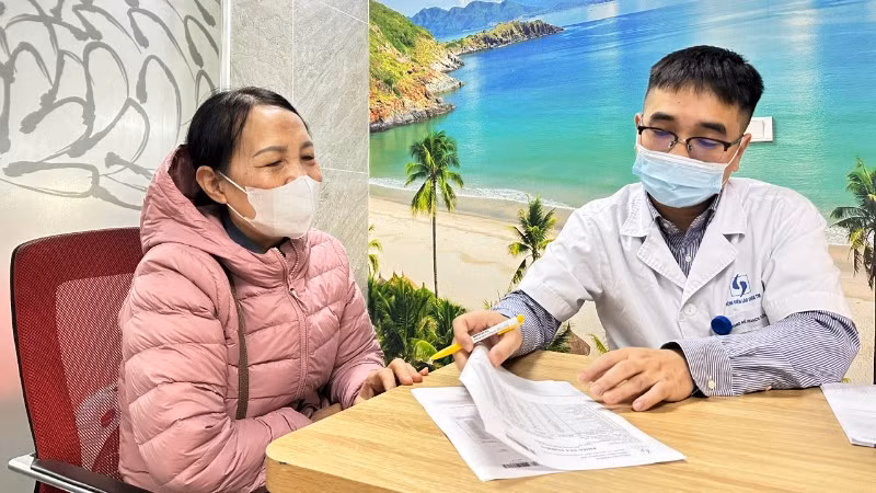 Bác sĩ khám và tư vấn cho người bệnh.