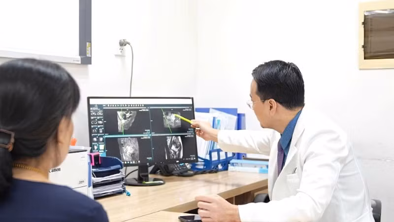 Bác sĩ tư vấn cho người bệnh.