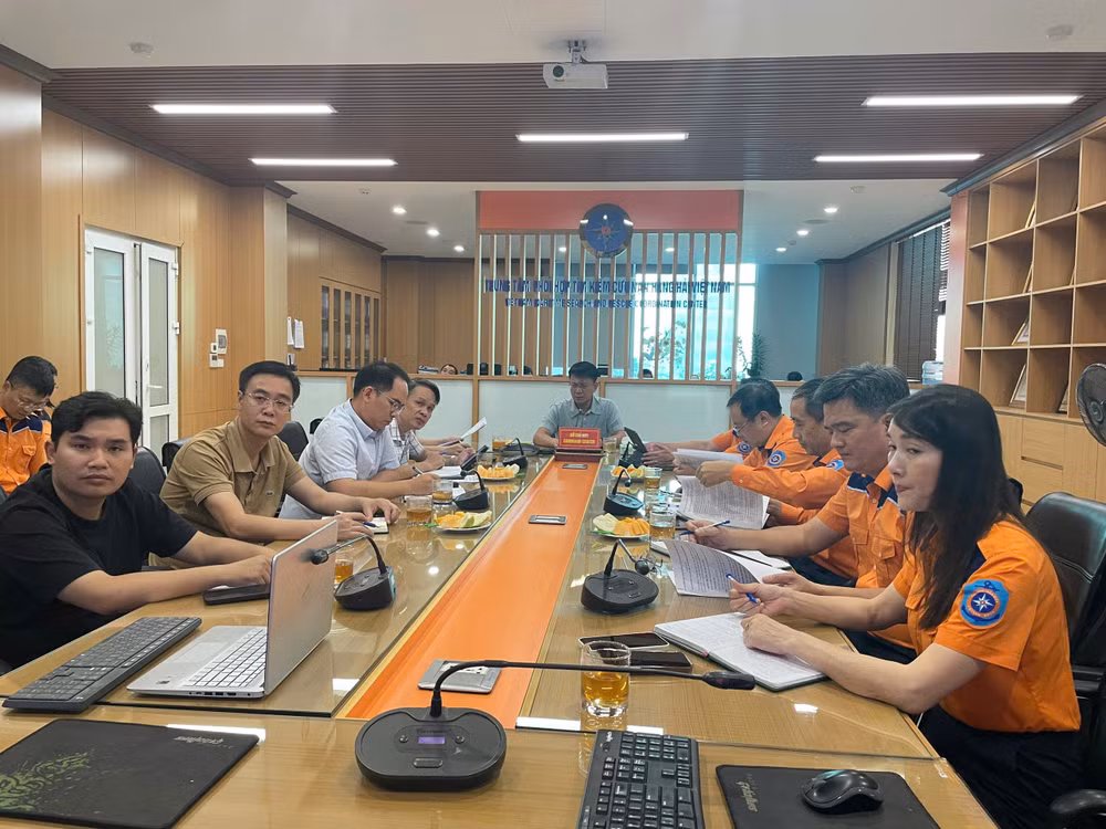 cuc-truong-cuc-hang-hai-va-duong-thuy-viet-nam-le-do-muoi-chi-dao-truc-tiep-hoat-dong-tim-kiem-cuu-nan-tai-trung-tam.jpg