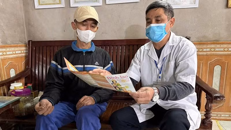 Cán bộ y tế tuyên truyền các biện pháp phòng, chống bệnh lao cho người dân trên địa bàn Hà Nội. (Ảnh: VĂN LẬP)