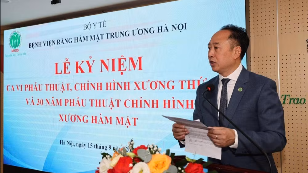 Phó Giáo sư, Tiến sĩ Trần Cao Bính, Chủ tịch Hội Răng Hàm Mặt Việt Nam, Giám đốc Bệnh viện Răng Hàm Mặt Trung ương Hà Nội phát biểu tại lễ kỷ niệm. (Ảnh: HM)