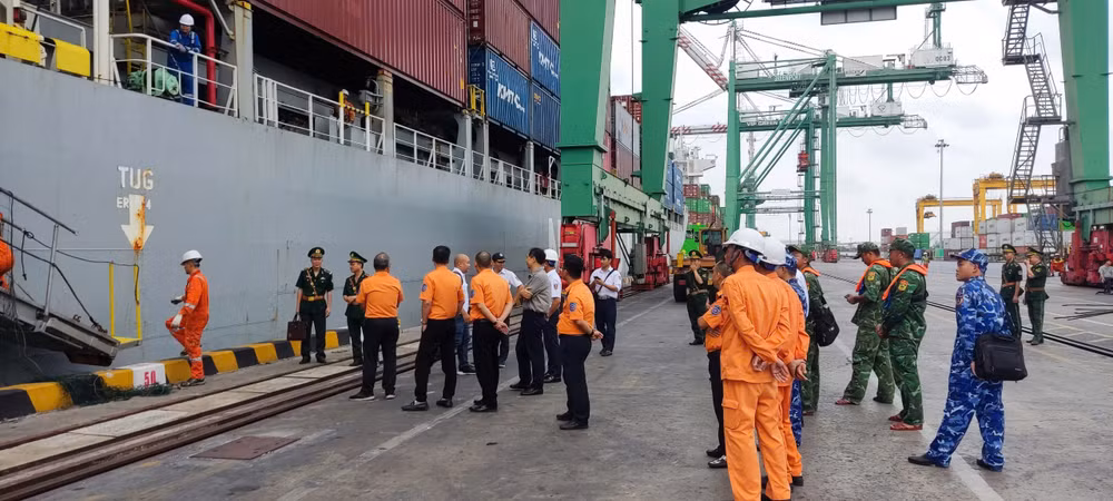 lanh-dao-trung-tam-va-cang-vu-hang-hai-hai-phong-da-trien-khai-doan-cong-tac-tiep-don-11-ngu-dan-gap-nan-tai-cang-vip-green-port-hai-phong.jpg