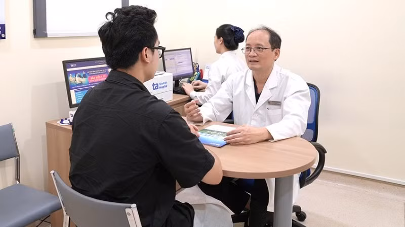 Tiến sĩ, bác sĩ Vũ Trường Khanh khám cho người bệnh.