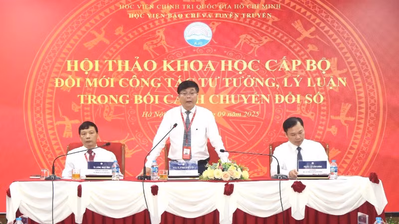 Phó Giáo sư, Tiến sĩ Phạm Minh Sơn, Giám đốc Học viện Báo chí và Tuyên truyền phát biểu khai mạc Hội thảo.