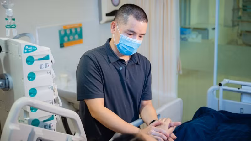 Anh Nguyễn Thế Hạnh - chồng bệnh nhân Hoàng Thị Thu Hiền.