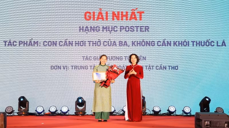 Phó Giáo sư, Tiến sĩ Nguyễn Thị Liên Hương, Thứ trưởng Y tế trao giải Nhất cho tác giả. 