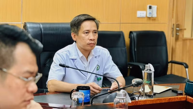 Phó Giáo sư, Tiến sĩ Nguyễn Mạnh Khánh, Phó Giám đốc Bệnh viện chủ trì hội chẩn trực tuyến.