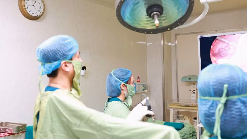 Các bác sĩ phẫu thuật cấp cứu cho bệnh nhân. 