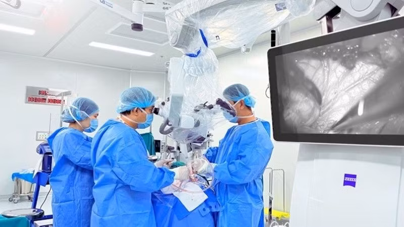 Bác sĩ phẫu thuật giải áp, ngăn tiến triển rỗng tuỷ cho bệnh nhân.
