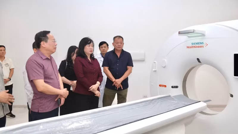 Bộ trưởng Y tế yêu cầu bệnh viện tiếp tục rà soát kỹ lưỡng các phương án vận hành, bảo đảm mọi quy trình được thực hiện an toàn, thông suốt, lấy người bệnh làm trung tâm.