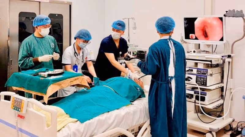 Bác sĩ thực hiện kỹ thuật ít xâm lấn cho bệnh nhân.